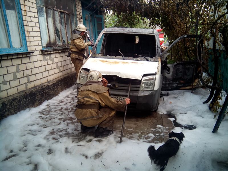 Олешківські пожежні загасили палаюче авто